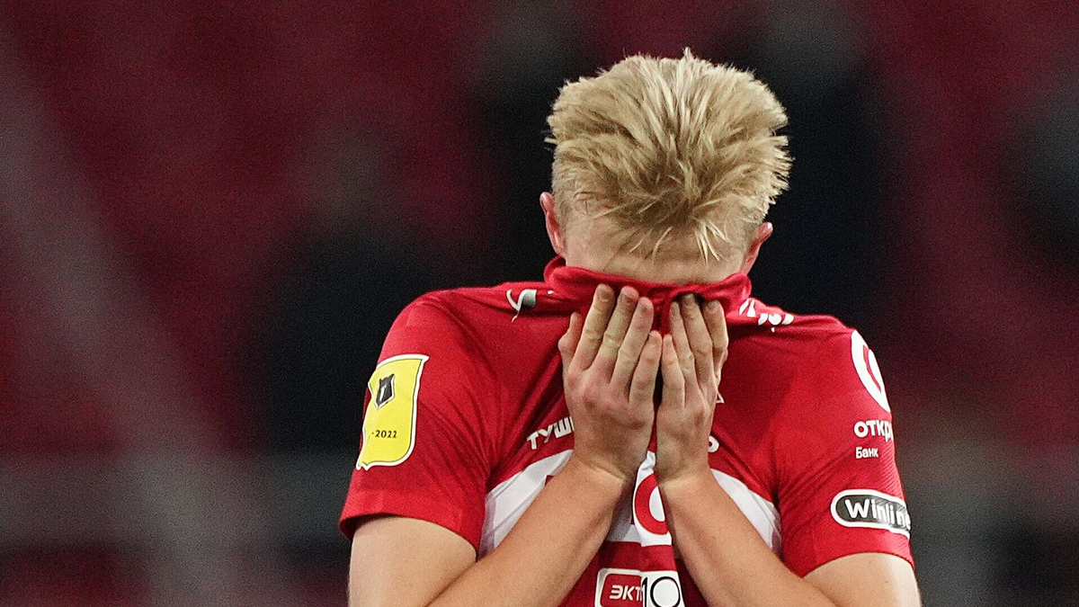 Защитник "Спартака" Литвинов получил красную карточку с "Факелом". Фото из интернета.