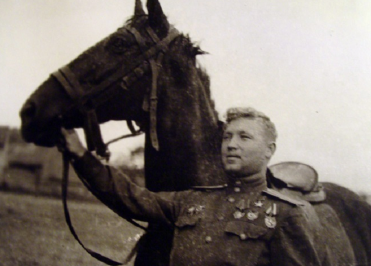 Советский поэт Михаил Луконин часто бывал на фронте. Он написал про Рубинского такие строки: Проходят шагом исполинским, Они походкою тугой, И видно, что идёт Рубинский, А не какой-нибудь другой.
