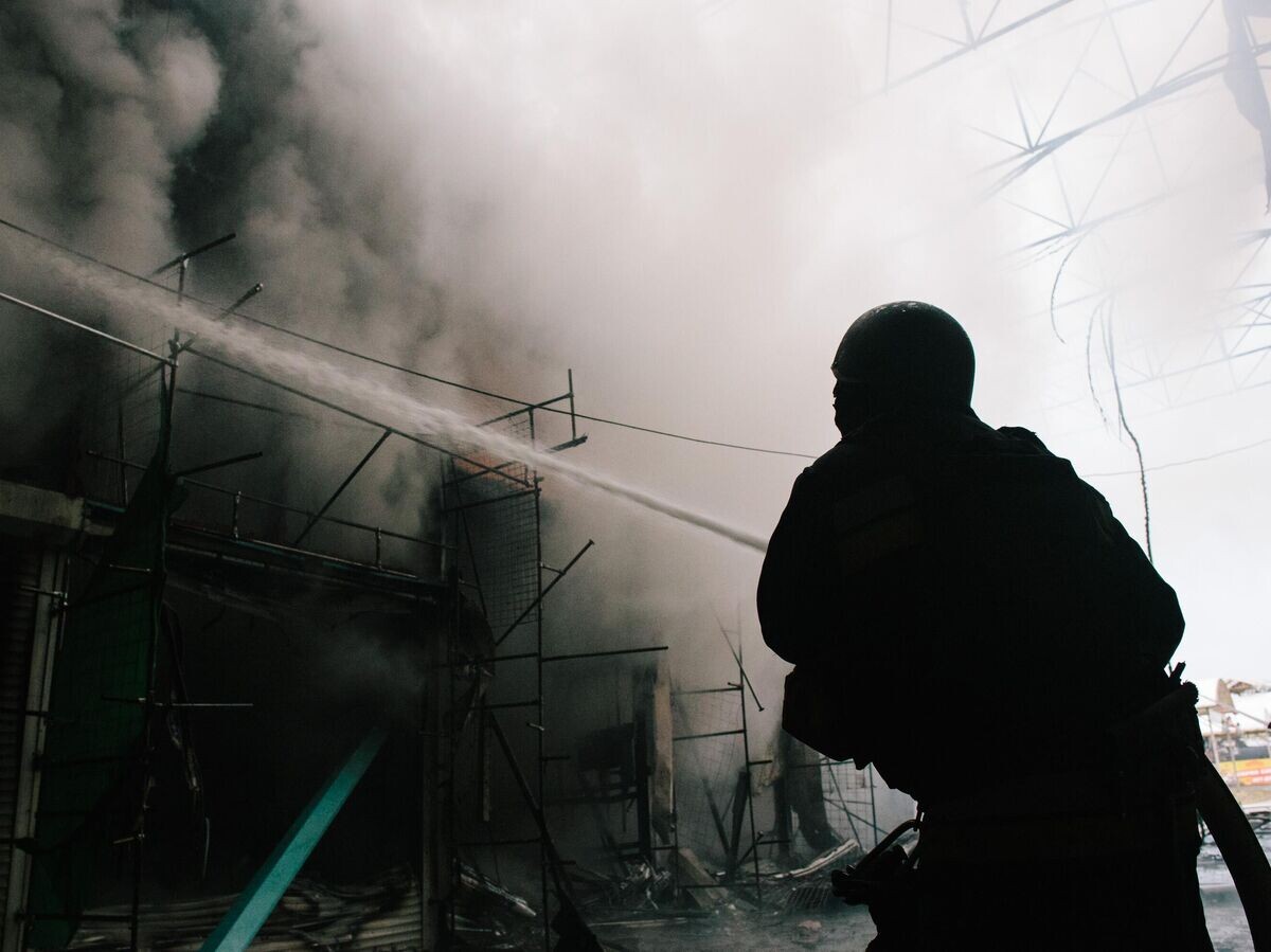    Сотрудник пожарной службы Украины во время тушения пожара в Харькове. 6 мая 2025© Getty Images / NurPhoto / Pavlo Pakhomenko