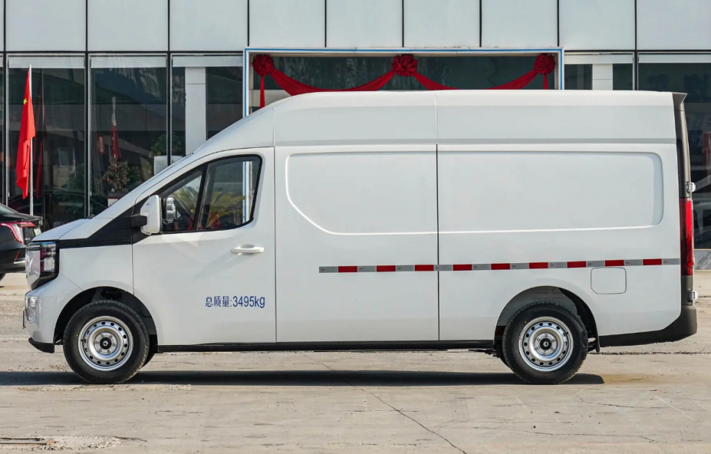 Задняя ось - односкатная; пассажирские версии могут похвастаться колесными колпаками.