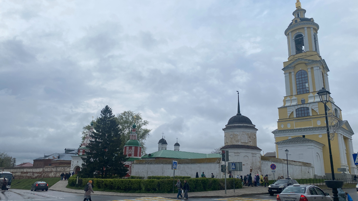 Ризоположенский монастырь в Суздале, основан в 1207 году.