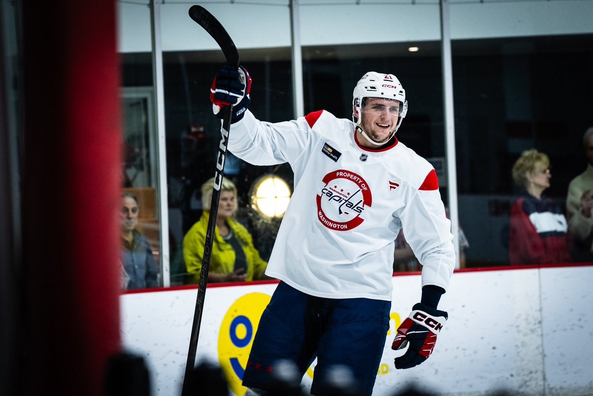 Не с Овечкиным: стало известно, в каком звене тренировался Протас перед матчами с "Каролиной"