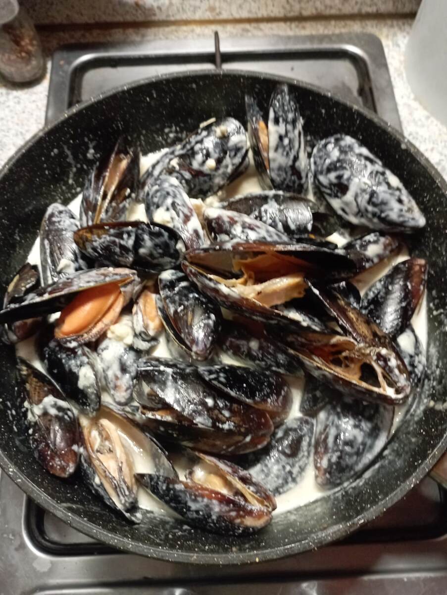 Килограмм мидий в заморозке 412 руб. + сыр на 100-120  руб. + Сливки 200 гр. 50 руб. Выход - 5 порций по 100 рублей (еще на багет осталось)