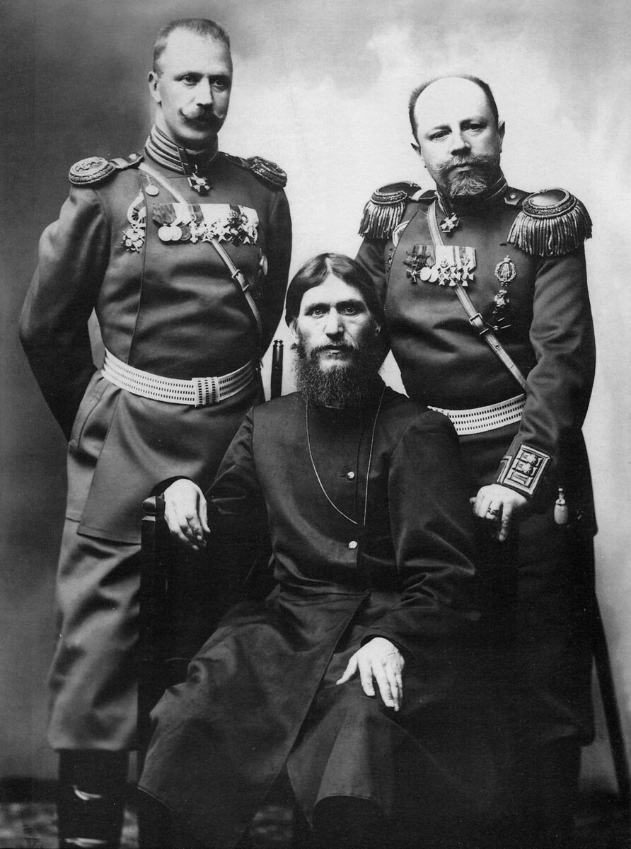 Г.Распутин, генерал-майор Путятин (справа), полковник Ломан