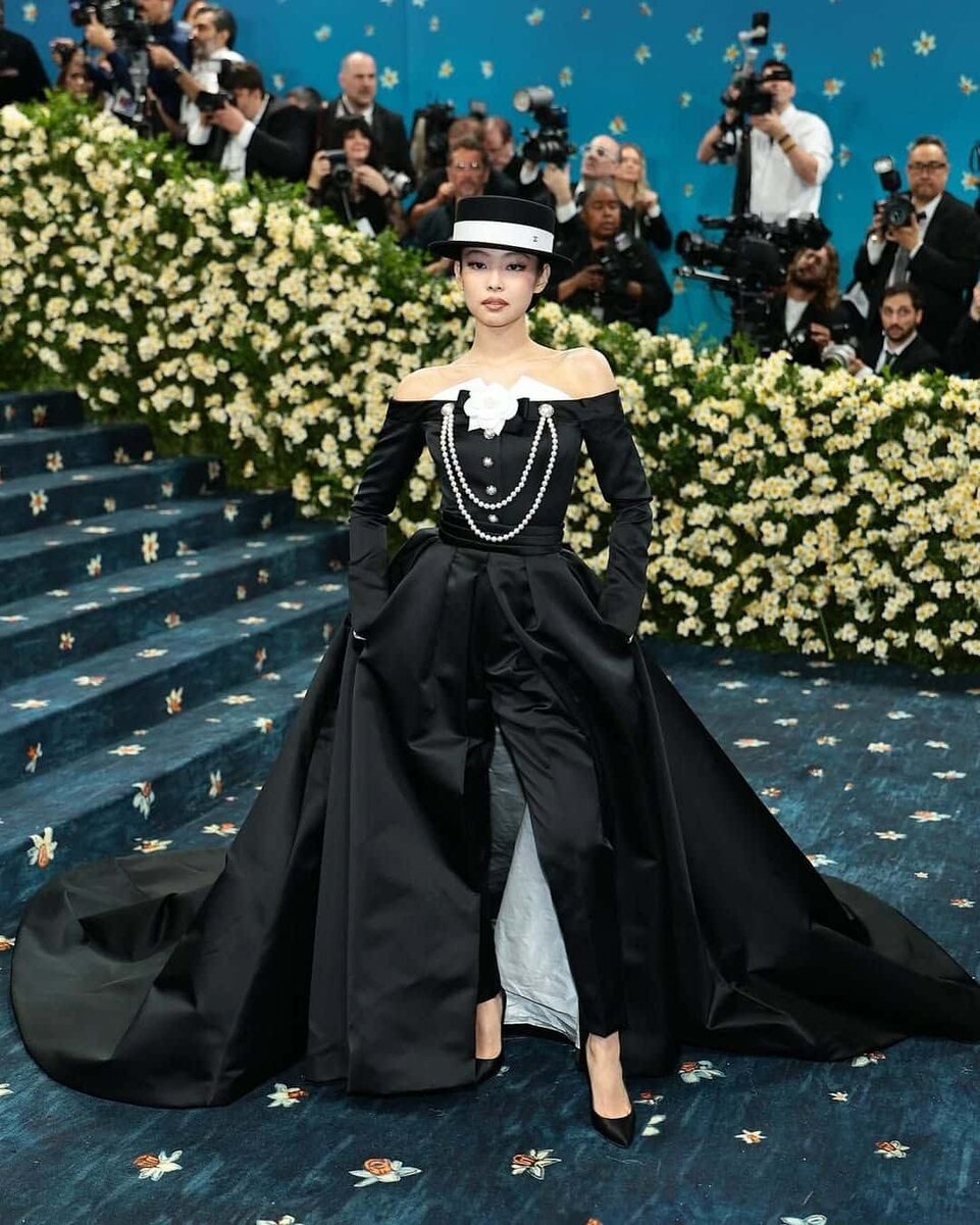    Фото: https://x.com/elleindonesia/status/1919573541173002404/media_tags   
Видео: https://x.com/elleindonesia/status/1919573541173002404/video/1