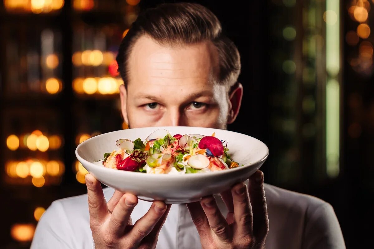    Гастрономическое шоу от шефа Ильи Захарова в ресторане Brunello. Фото: предоставлены пресс-службой группы «Мантера»