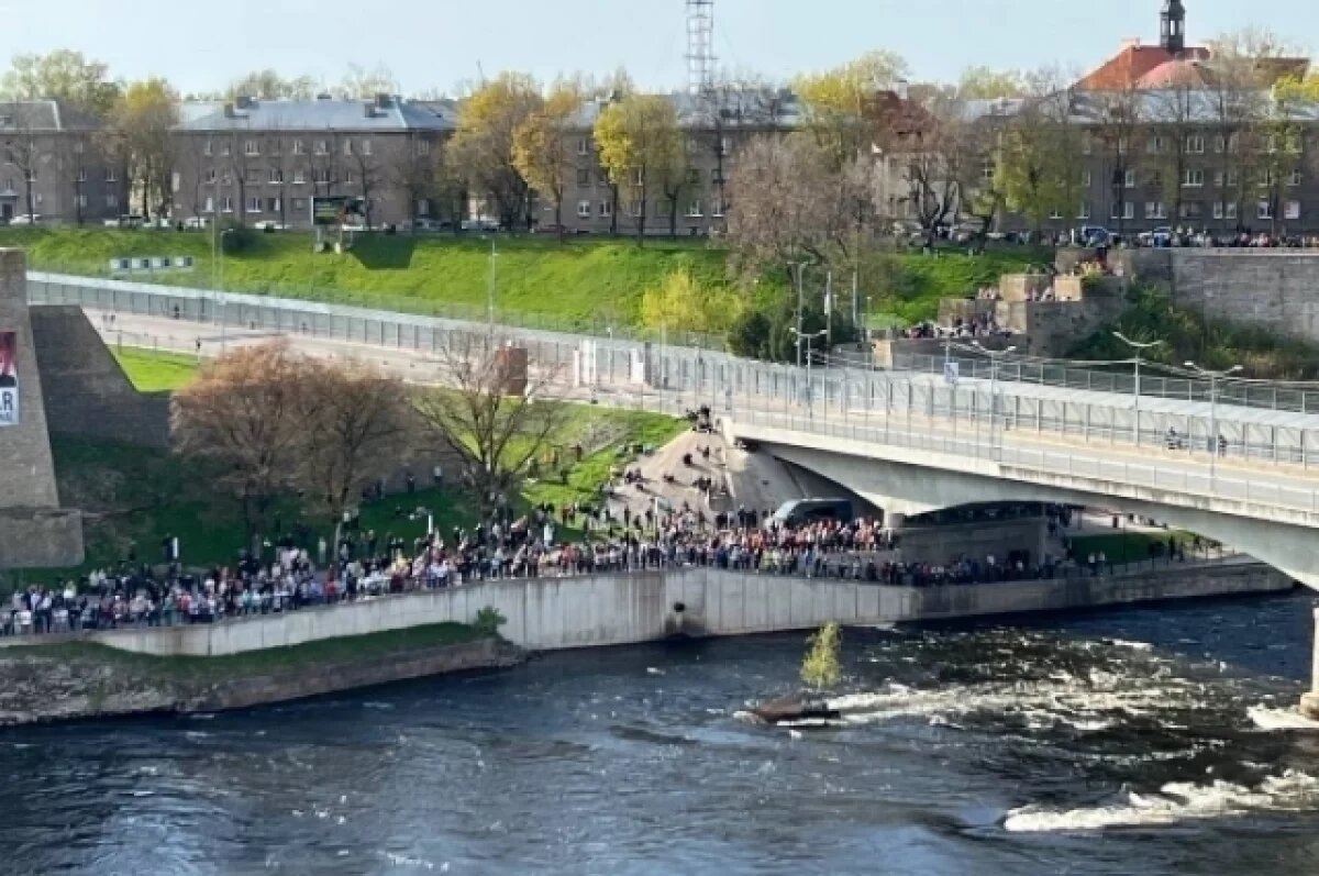    Празднование Дня Победы в Ивангороде традиционно собирает тысячи зрителей с эстонской стороны реки Нарва