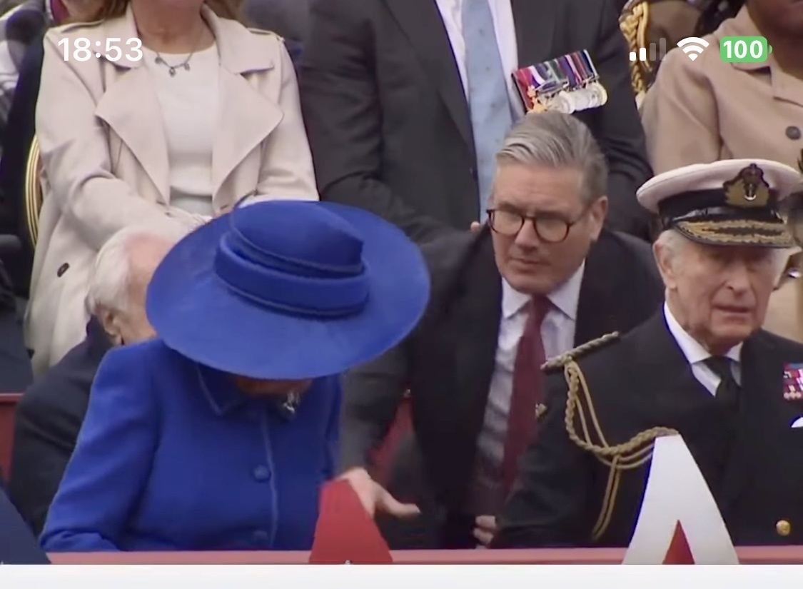 Камилла, ползающая под креслами в поисках бутылки. Как королевская семья отметила 80-летие Победы.