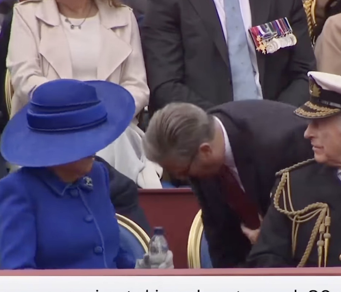 Камилла, ползающая под креслами в поисках бутылки. Как королевская семья отметила 80-летие Победы.