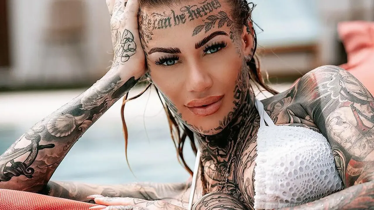 Нравятся ли мужчинам девушки с татуировками? 