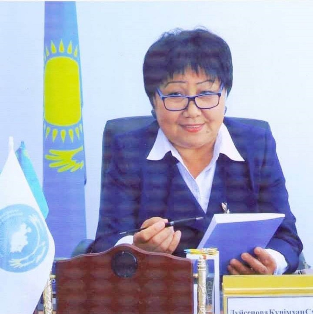 Мектептің алғашқы директоры – Күнімхан Дүйсенова