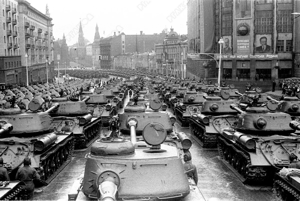 Тяжелые тани ИС-2 на Параде Победы в Москве, 24 июня 1945 года.