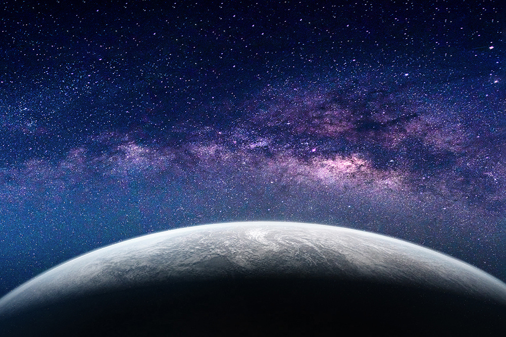     Фото: Nuttawut Uttamaharad/Shutterstock/FOTODOM Галактики тоже выглядят изогнутыми. Это связано с тем, что пространство-время на самом деле искривлено