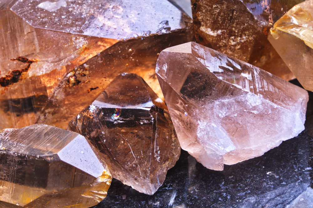     Фото: olpo/Shutterstock/FOTODOM Края кристалла всегда слегка неровные — даже если дефекты слишком малы, чтобы заметить их невооруженным взглядом