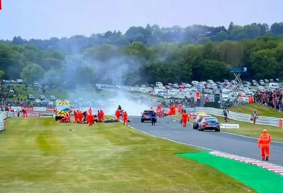    Двое погибших, один в тяжелом состоянии: на мотогонках в Англии произошла трагедияСоцсети