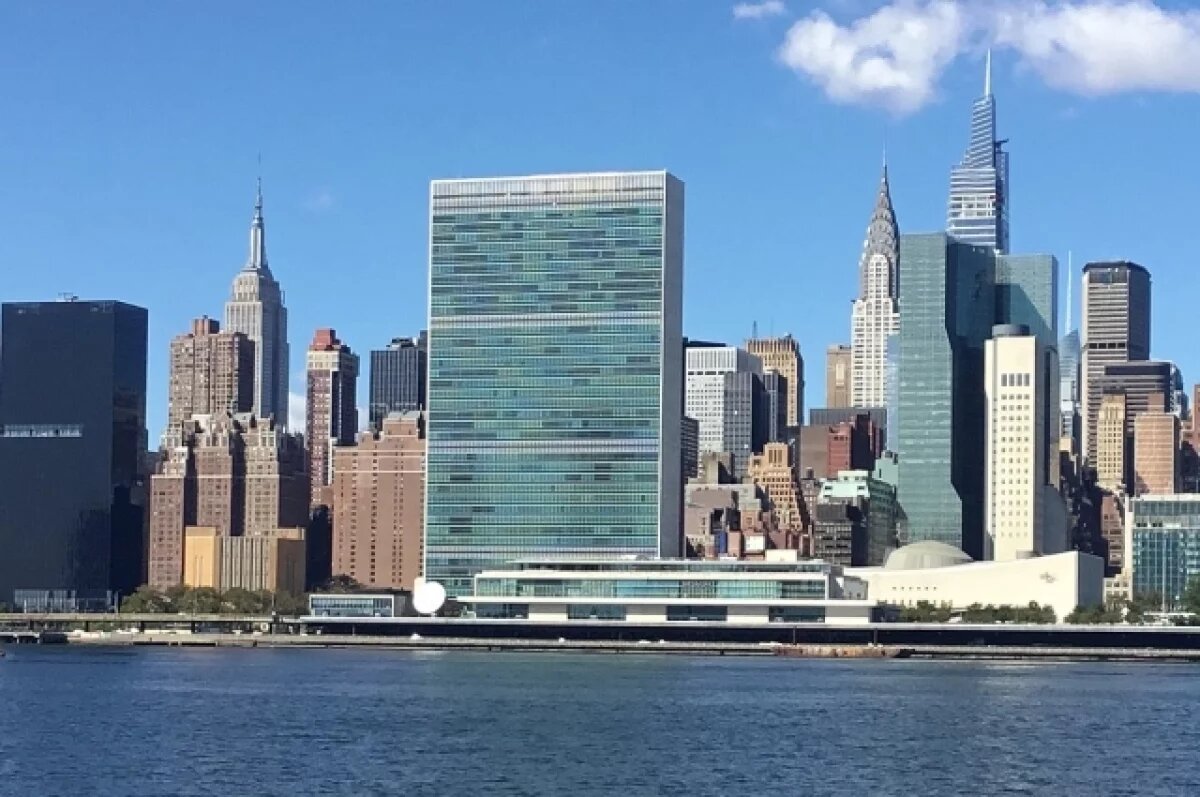    В штаб-квартире ООН в Нью-Йорке сотни людей стоя спели песню «День Победы»