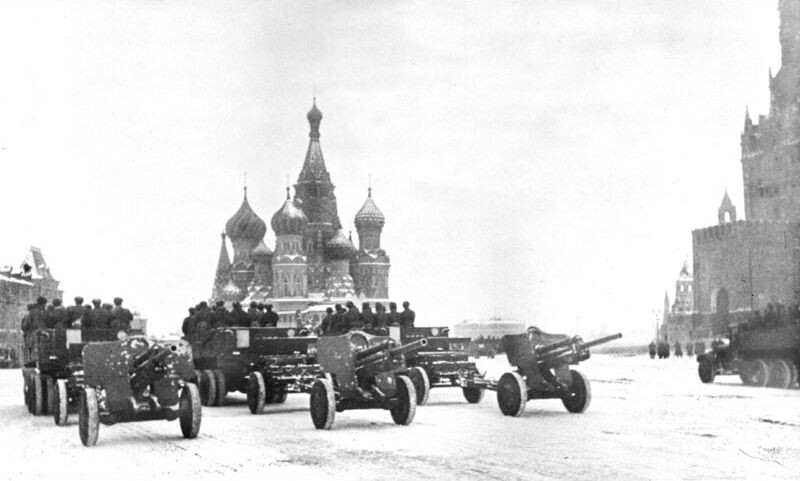 Артиллерийские орудия на параде 7 ноября 1941 года