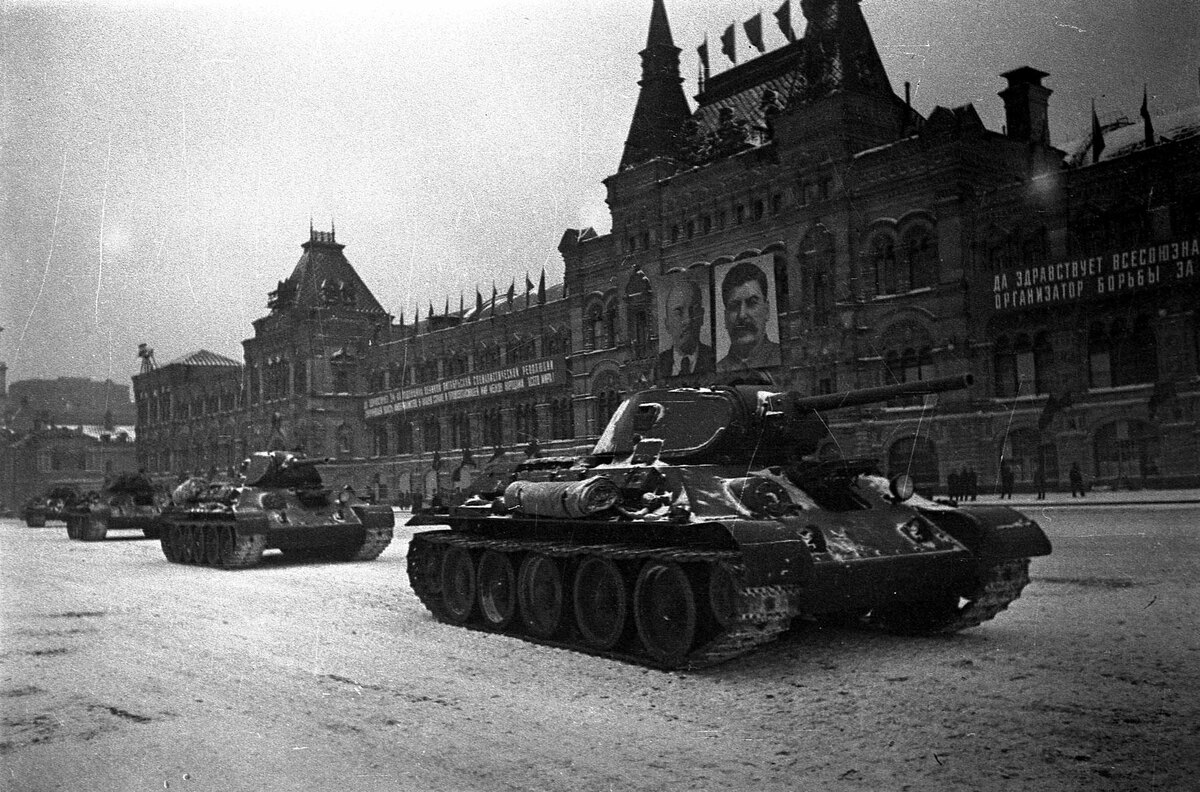 Танки Т-34 на параде 7 ноября 1941