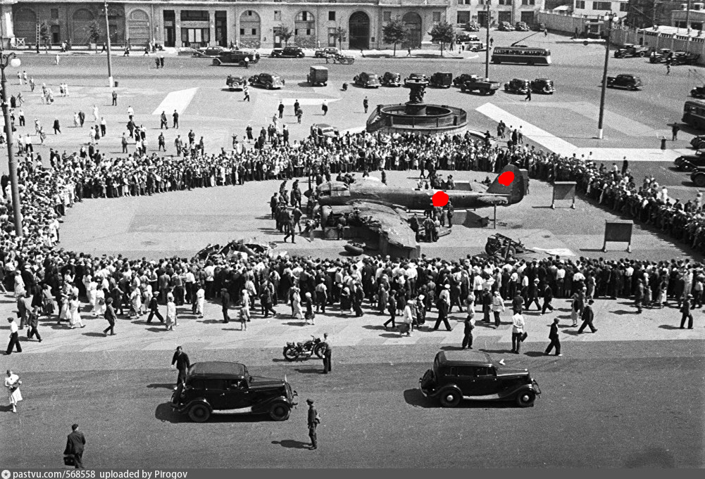Сбитый немецкий самолет на Театральной площади, июль 1941
