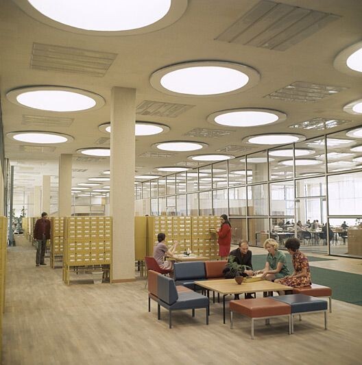 Институт научной информации по общественным наукам (ИНИОН РАН) до пожара. В одном из этих шкафов я и нашел сборники воениздата.