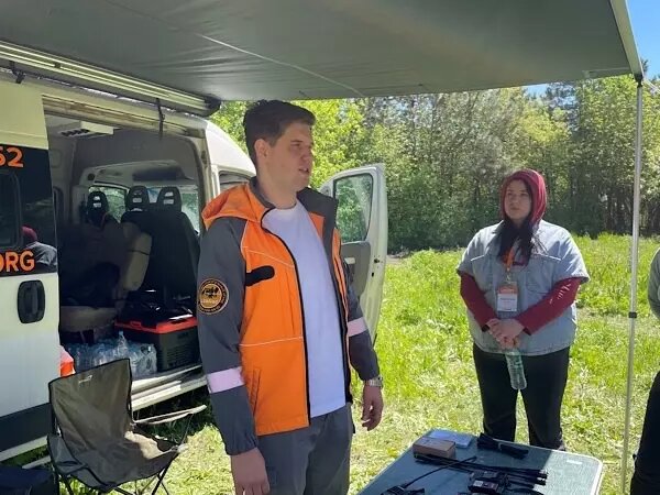 Иногда поиски проходят необычным методом, с помощью современных технологий. Так, благодаря увлечению охотой у одного из волонтеров имеется тепловизор (прим. ред.: охотники используют этот прибор для обнаружения животных в плохих погодных условиях, живые существа излучают тепло, и это видно за несколько километров), именно с помощью этого устройства удалось найти пожилого мужчину без сознания.Никогда не знаешь, что тебя может поджидать в лесу. Как различные опасности, так и букеты красных роз. Так, романтичной историей поделился волонтер Константин. Он в отряде уже почти два года и многое повидал. Но этот найденный навсегда останется в его памяти. В Новый год, 31 декабря вечером, дедушка уехал в неизвестном направлении. Добровольцы ринулись на поиски утром 1 января. Потерявшийся выходил время от времени на связь, причем ориентировка была неточная: слева – лес, справа – поле, а впереди – какая-то башня.📷
— Экипаж из шести человек поехал прочесывать местность, где он мог находиться, — рассказывает Константин. — К вечеру приехали на место, где у нас была последняя зацепка, где его видели последний раз на камере, и тут по пути мы нашли следы его машины, а позже и саму машину. Дедушка был цел и невредим, только очень хотел пить. Мы пересадили его в другую машину и дали воды.
После Константин вместе с внуком найденного дедушки заглянул в его авто. Там увидел полуторалитровую бутылку чистой воды, в которой стояли розы. Оказывается, пожилой мужчина вез любимой женщине цветы к Новому году и заблудился. Чтобы розы не завяли, он поставил их в воду, и сам почти сутки ничего не пил.— Дедушку доставили домой, розы своей даме сердца он все-таки подарил, — добавил Константин.
