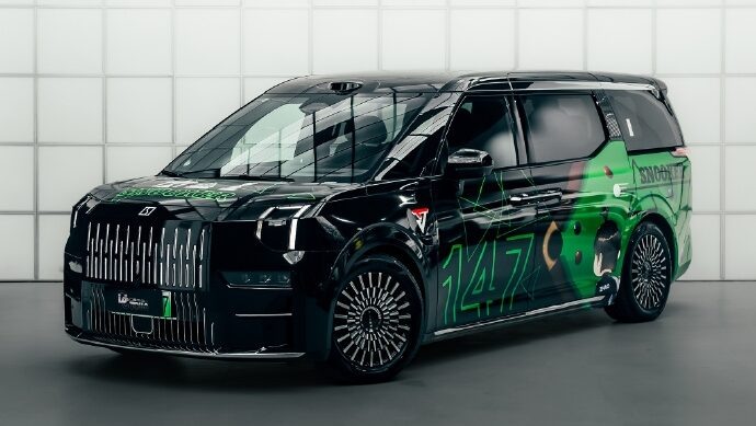 Главное отличие от других версий автомобиля — персонализированная «ливрея».