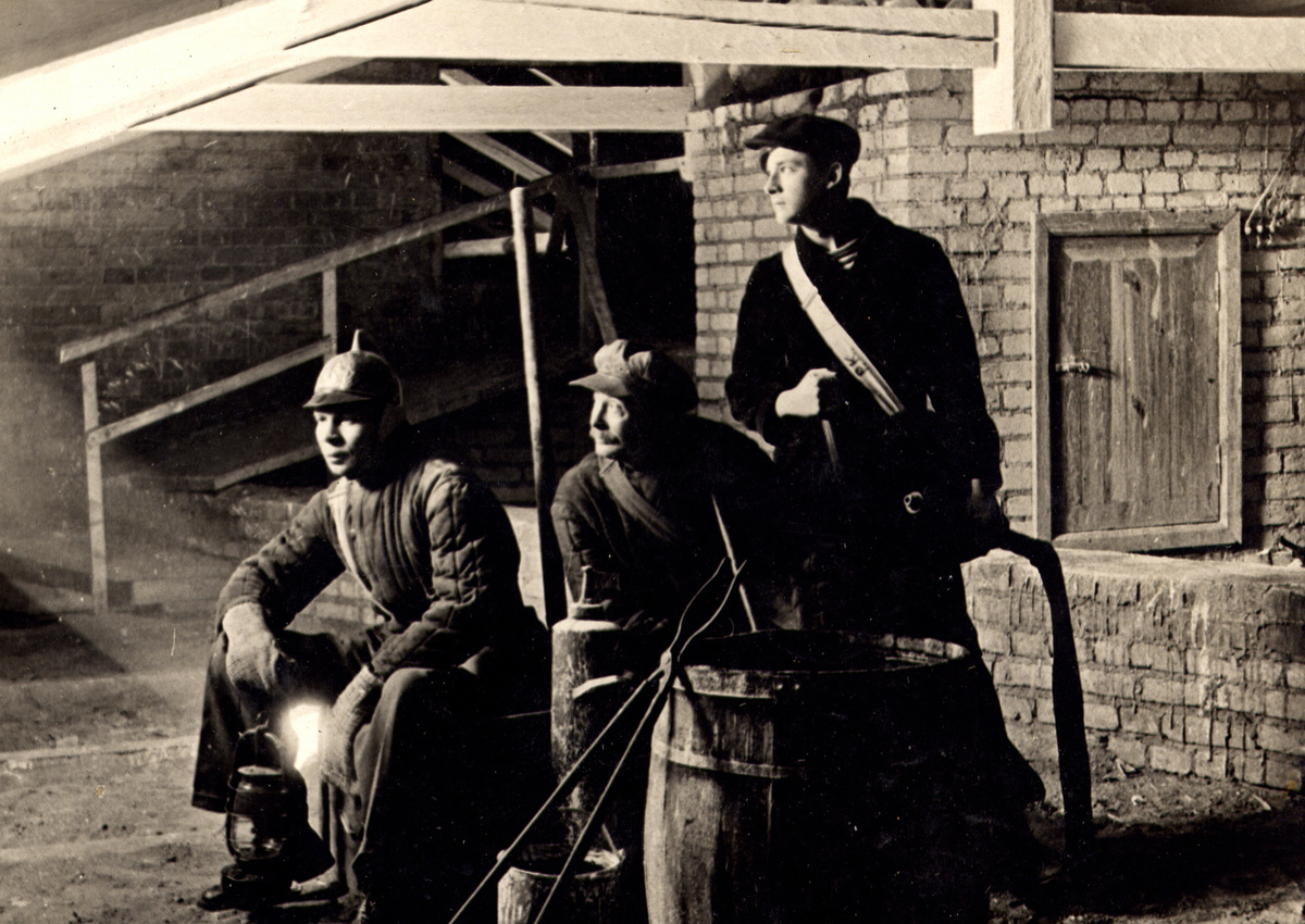 Отделение противопожарной обороны музея: таксидермист Ф. Е. Федулов, киномеханик Р. А. Котс и художник Е. Г. Гаврилов. Фотография из архива Дарвиновского музея.