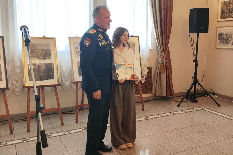    Выставка открылась в Камерном театре. В экспозиции - больше 100 картин и рисунков участников конкурса "Эхо войны и память сердца"