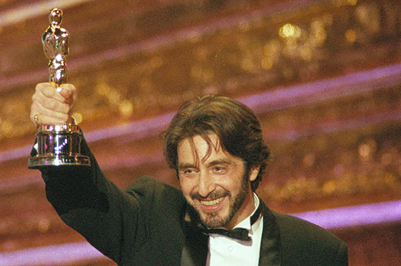    "В 1993 году 53-летний Аль Пачино получает «Оскар» за лучшую мужскую роль в фильме «Запах женщины»"