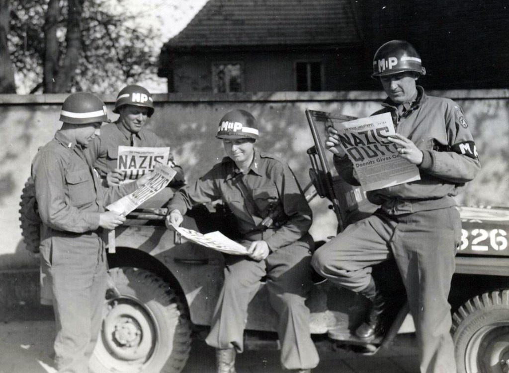 Военнослужащие армии США узнали о конце войны в Европе. Журналиста, первым сообщившего эту новость, уволили за то, что он сообщил её первым.