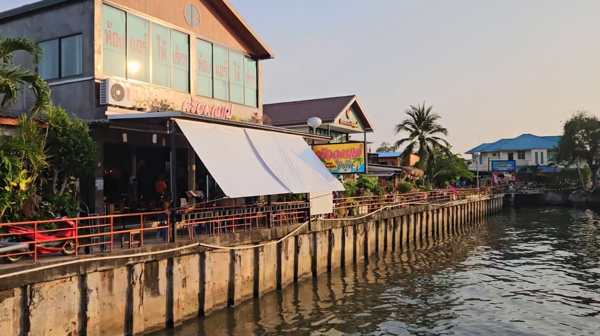 Столики у воды