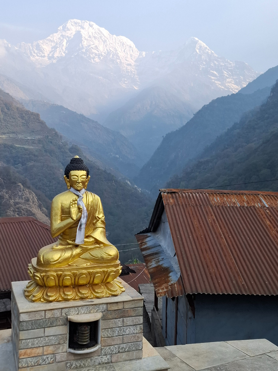 Стартуем из Ландрука. За спиной Шивы «в золотом» видны снежные шапки Аннапурны, а где-то внизу дорога, которая приведёт нас к горячим источникам. Фото автора.