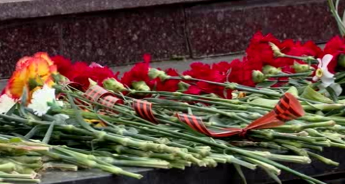    Студенты из Центральной Азии, проходящие обучение в Курске, возложили цветы к вечному огню
