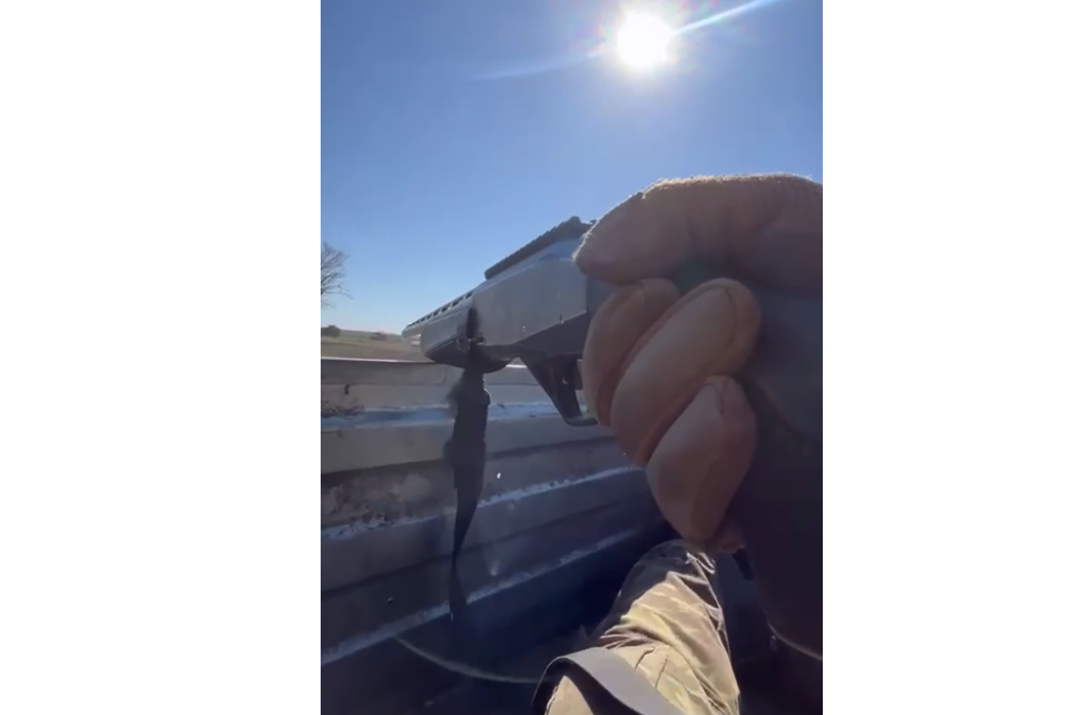 Эвакуация раненного в тележке на квадроцикле. Сзади в тележке боец с ружьем прикрывает группу от fpv-дронов 