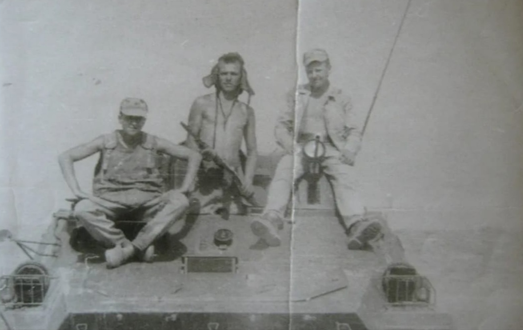  Слева - направо: номер расчта Пётр Спаскин, В.Дмитриев - механик-водитель МТЛБ, санинструктор Владимир Насонов.