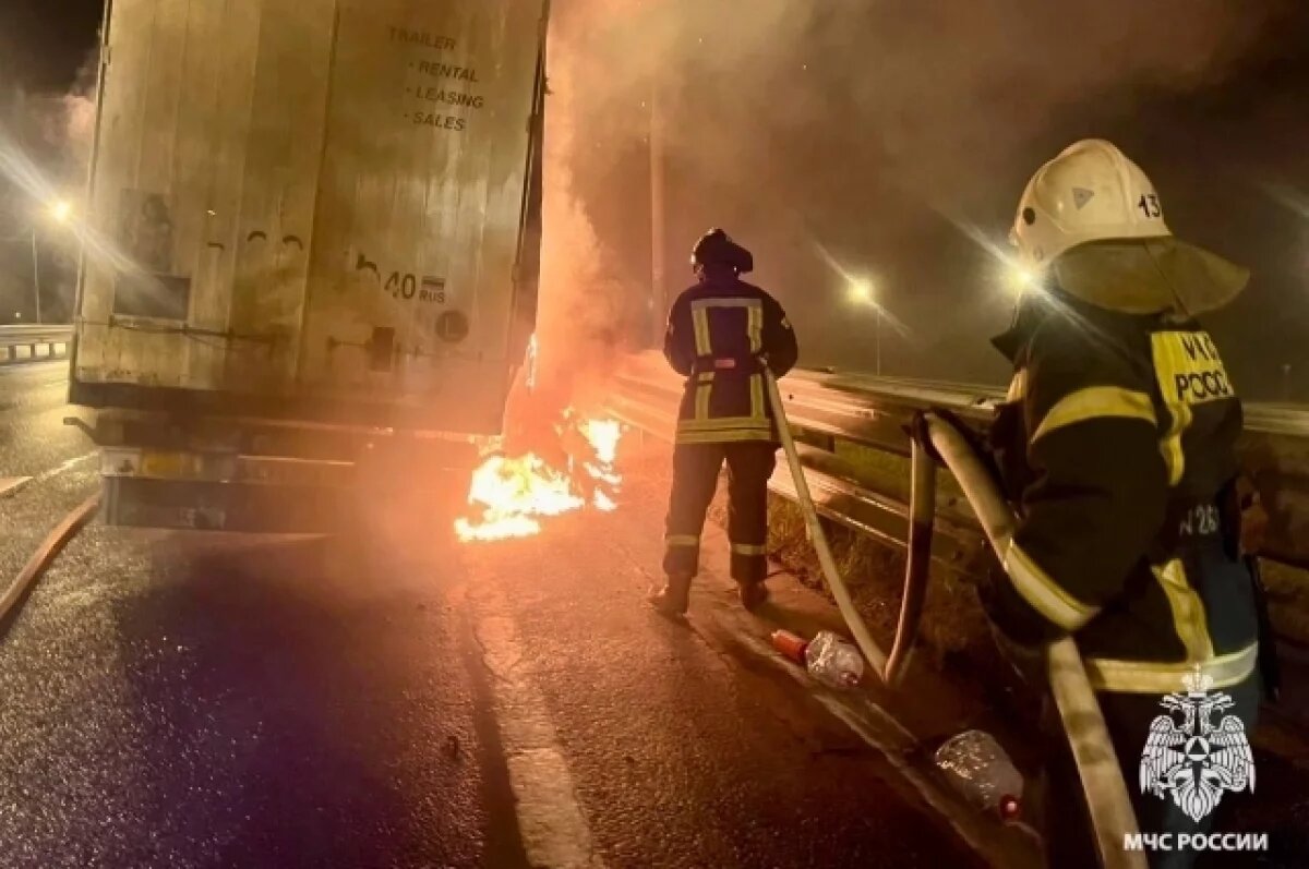    Фуру с пластиком потушили на трассе М-10 в Торжке