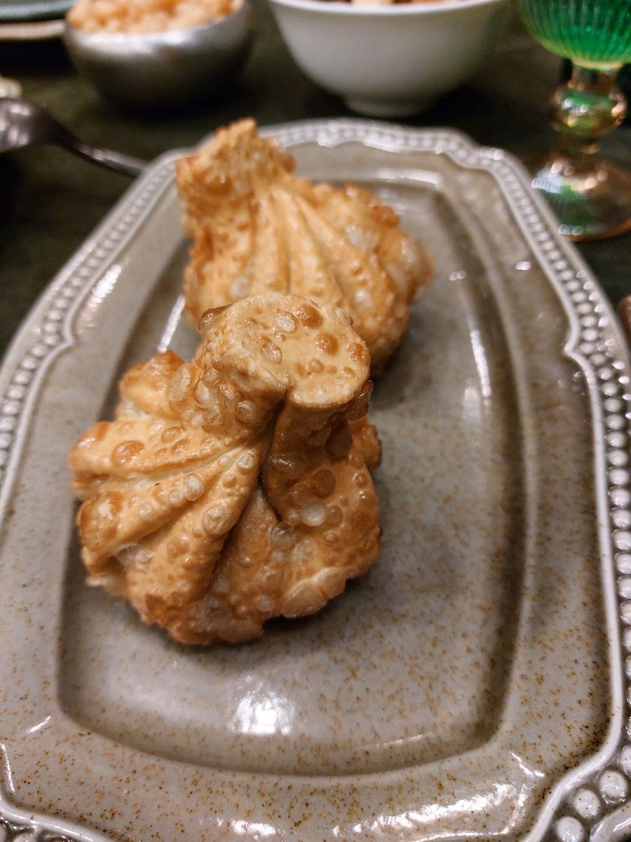 Жареные хинкали с эстрагоном и яйцом - очень вкусно. Цена за 1 штуку 520 драм (115 руб.)