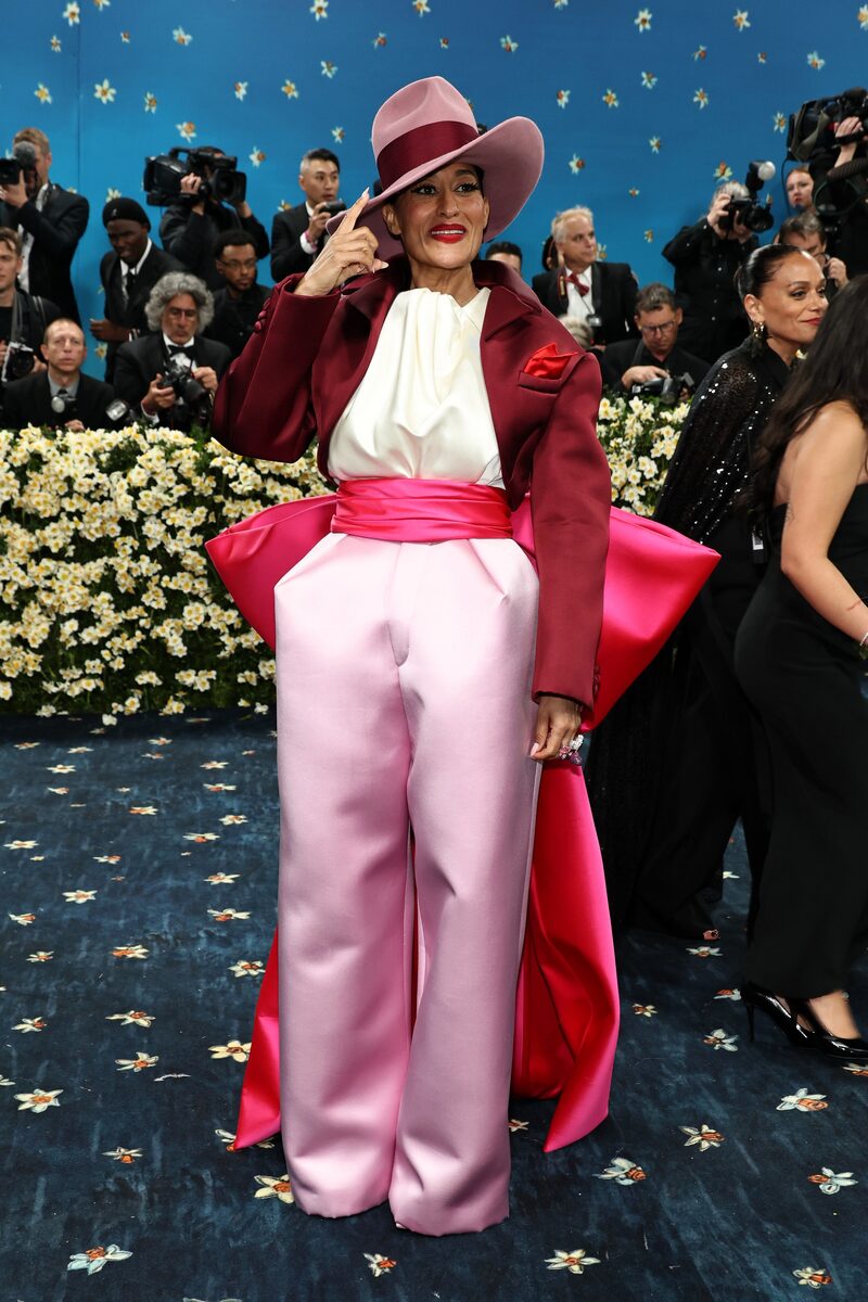    Рианна в Marc Jacobs и Энн Хэтэуэй в Carolina Herrera: красная дорожка Met Gala 2025 (фото 3)