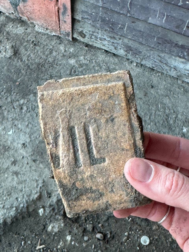    В Кирове найдена историческая плитка фабрики XIX века