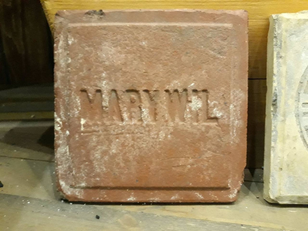    В Кирове найдена историческая плитка фабрики XIX века