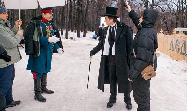 Вглядитесь в лица, ощутите энергетику на съемочной площадке... Кадр из «7 дней.ру»
