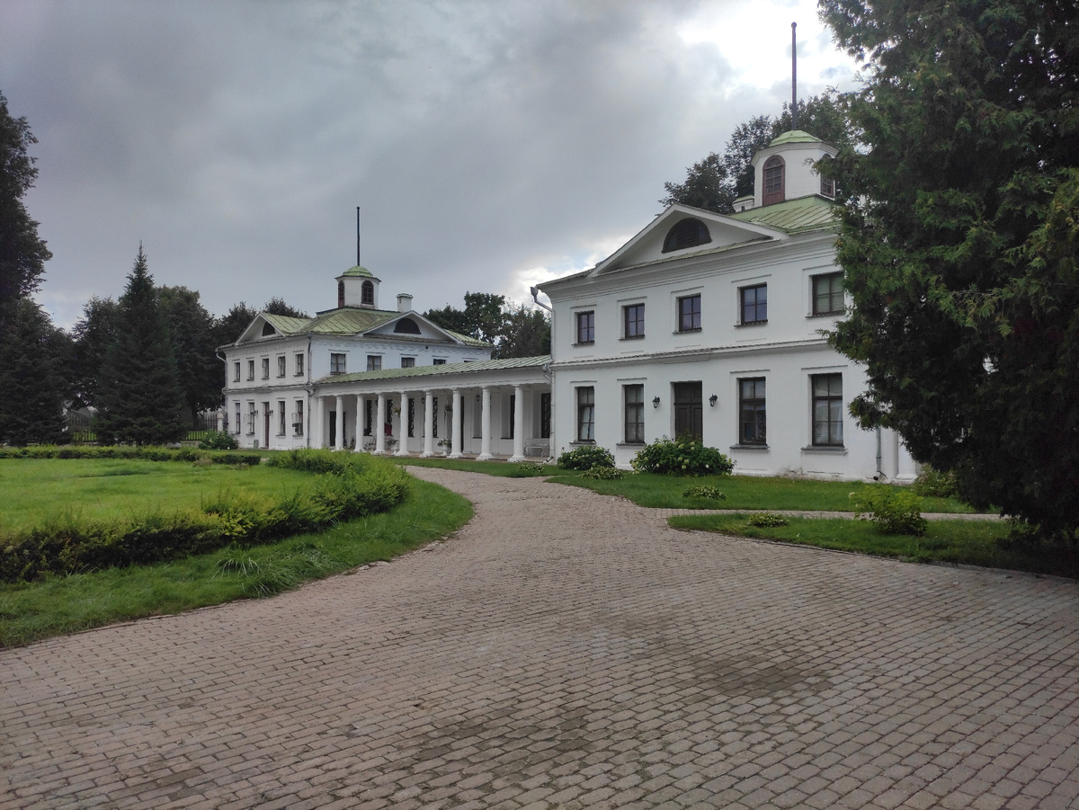 Флигели усадьбы. Фото автора статьи.