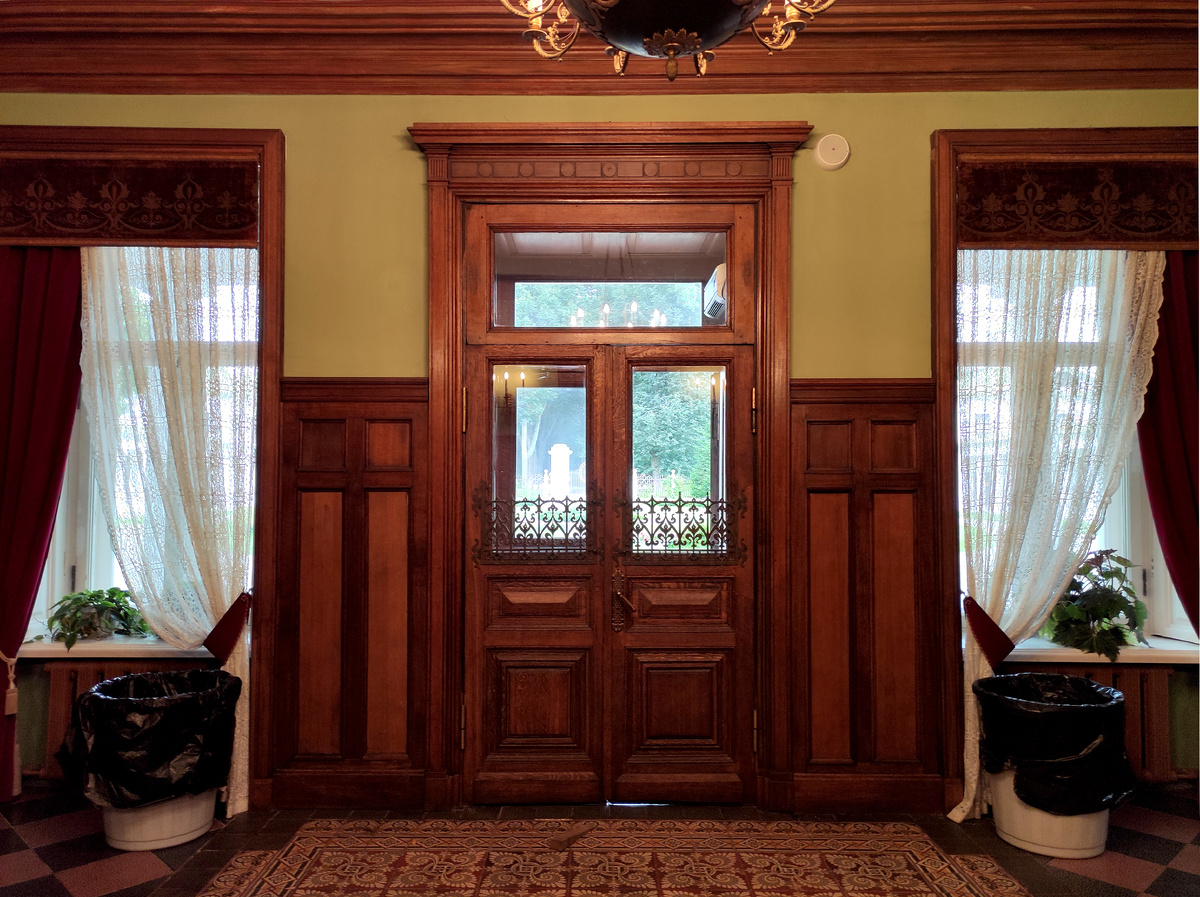 Холл, вид на парадный вход. На полу "ковёр" из метлахской плитки. Фото автора статьи.