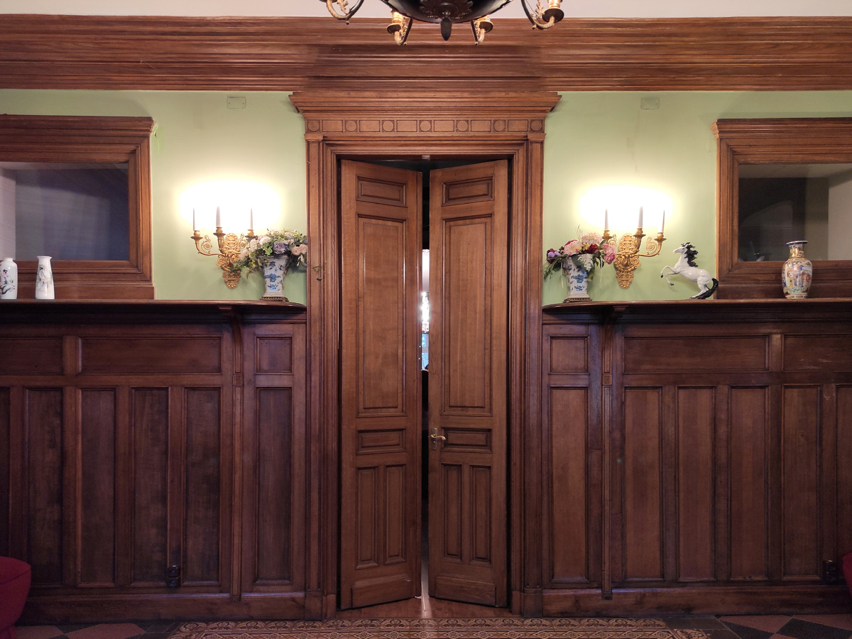 Вид от парадного входа на вход в круглый зал. Стены в холле отделаны дубовыми панелями. Фото автора статьи.