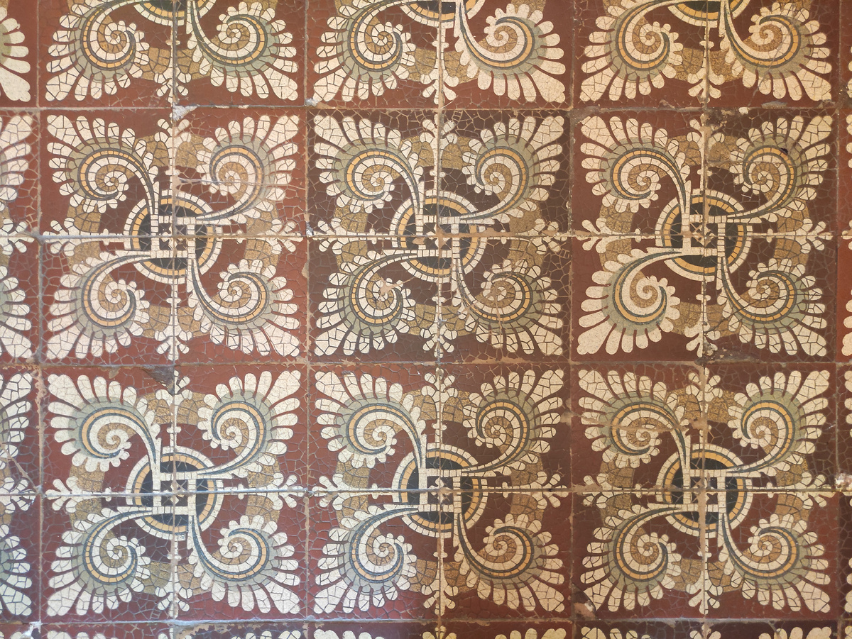 Метлахская плитка в холле. Фото автора статьи.