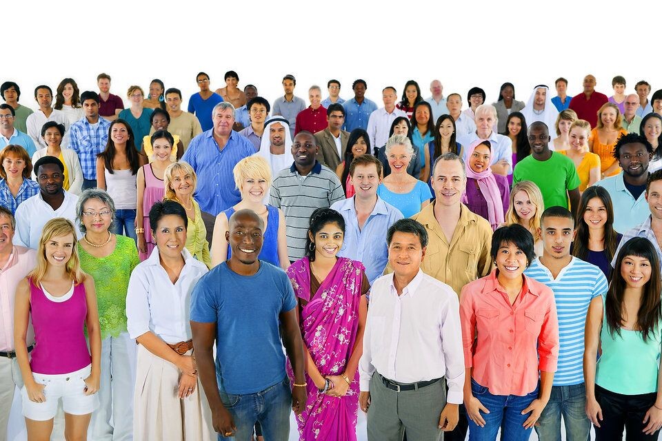 Давайте рассмотрим несколько крупных городов мира и их население на 2023 год.1. Токио, ЯпонияНаселение: около 37 миллионов человек (в агломерации).Описание: Токио — это не только столица Японии, но и один из самых густонаселённых городов мира. Город известен своей уникальной культурой, высокими технологиями и разнообразной кухней.2. Дели, ИндияНаселение: около 31 миллиона человек.Описание: Дели — это политический и культурный центр Индии. Город сочетает в себе древнюю архитектуру и современные здания, а также является домом для множества этнических групп.3. Шанхай, КитайНаселение: около 26 миллионов человек.Описание: Шанхай — это крупнейший город Китая и важный финансовый центр. Город славится своими небоскрёбами, такими как Шанхайская башня, и богатой историей.4. Сан-Паулу, БразилияНаселение: около 22 миллионов человек (в агломерации).Описание: Сан-Паулу — это крупнейший город Бразилии и один из самых важных экономических центров Латинской Америки. Город известен своим многообразием культур и гастрономии.5. Мехико, МексикаНаселение: около 21 миллиона человек (в агломерации).Описание: Мехико — это столица Мексики с богатой историей и культурным наследием. Город предлагает множество музеев, исторических памятников и разнообразную кухню.6. Каир, ЕгипетНаселение: около 20 миллионов человек.Описание: Каир — это крупнейший город арабского мира и важный культурный центр с множеством исторических достопримечательностей, включая пирамиды Гизы.7. Бомбей (Мумбаи), ИндияНаселение: около 20 миллионов человек.Описание: Мумбаи — это финансовая столица Индии и один из самых густонаселённых городов в мире. Город известен своей киноиндустрией (Болливуд) и разнообразной культурой.ЗаключениеКаждый из этих городов имеет свои уникальные особенности, культуру и историю. Население постоянно меняется из-за миграции, рождаемости и других факторов. Если вас интересует информация о конкретном городе или регионе, дайте знать 