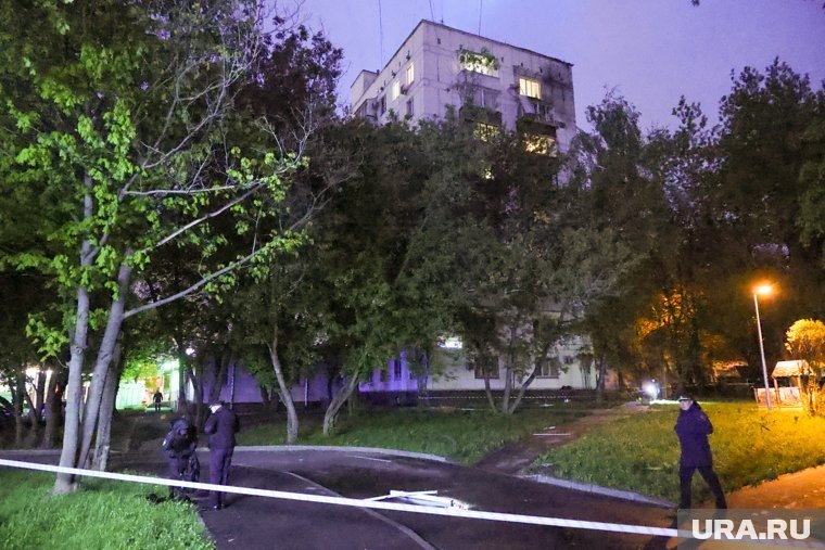 Вид на пострадавший многоквартирный дом на Каширском шоссе. Близлежащая территория была перекрыта. Фото: Евгений Мессман/ТАСС