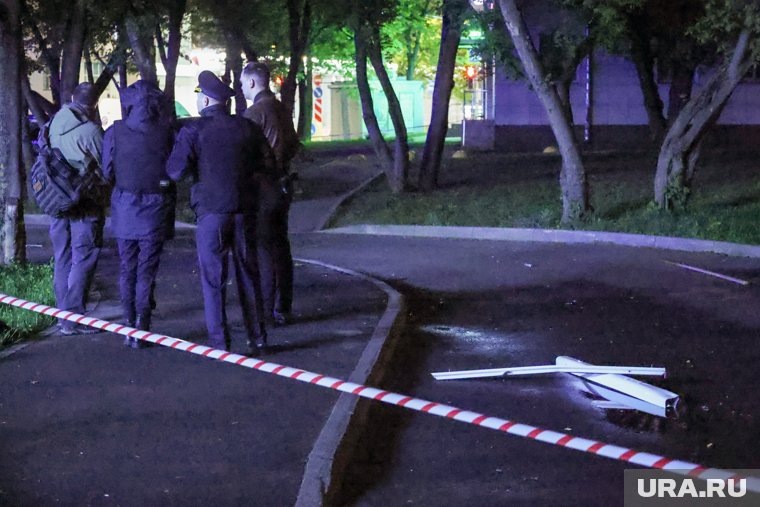 Вид вблизи на упавший дрон ВСУ. Атака произошла в ночь на 6 мая. Фото: Евгений Мессман/ТАСС