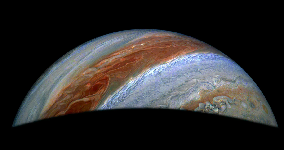 JunoCam, камера видимого света на борту космического аппарата NASA Juno, сделала этот снимок северных высоких широт Юпитера в улучшенном цвете с высоты около 36 000 миль     (58 000 километров) над облачными вершинами гигантской планеты во время 69-го пролета космического корабля 28 января 2025 года.