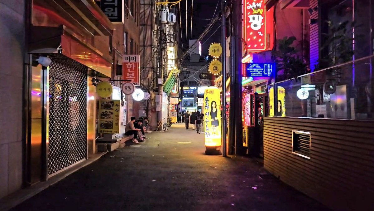 Улочка в туристическом районе Сеула